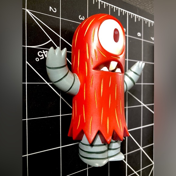 Tim Biskup 4" Red Helper 2003 Critterbox RARE - Picture 9 of 14